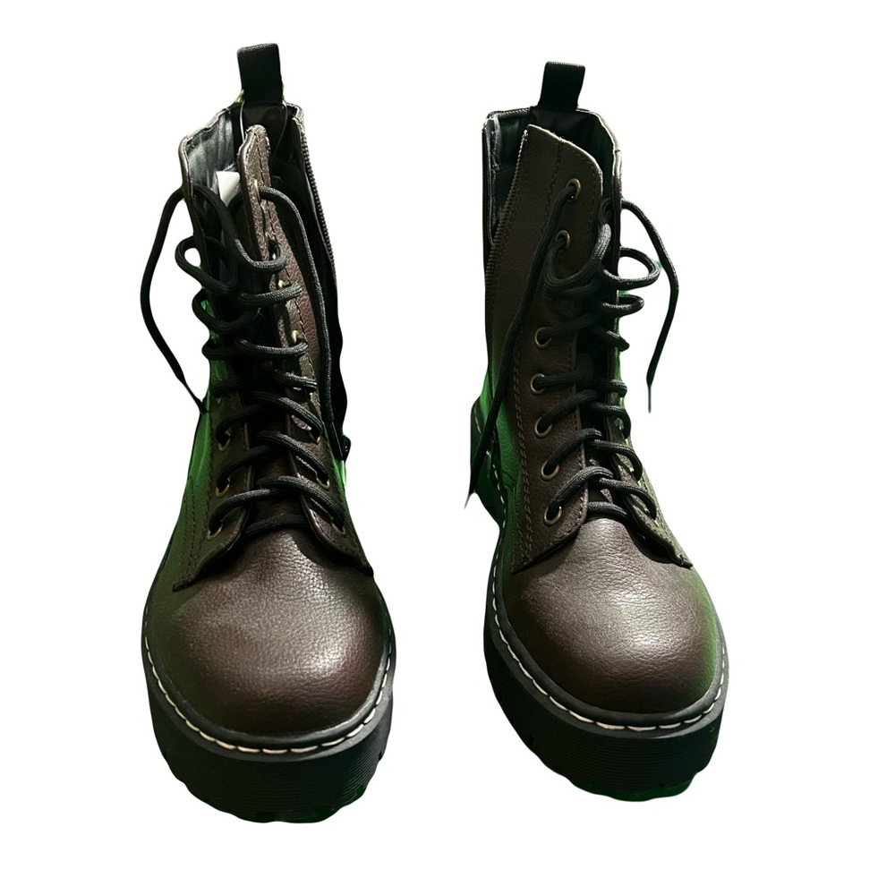 Women’s Boots
Size 7.5
Color Brown
New!
